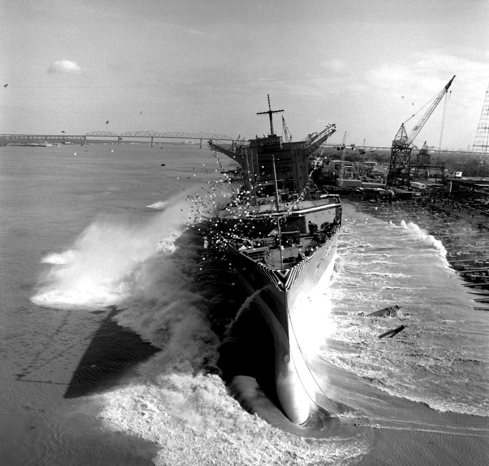 USS Platte (AO-186) launch Jan1982