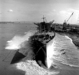USS Platte (AO-186) launch Jan1982