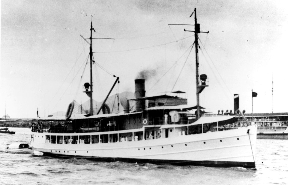 USS Pigeon (AM-47) in Chinese waters, circa the later 1920s
