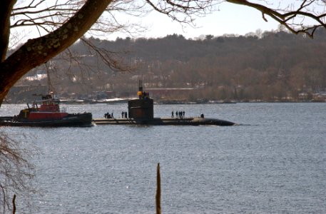 USS Pittsburgh homecoming 090104-N-OV358-002