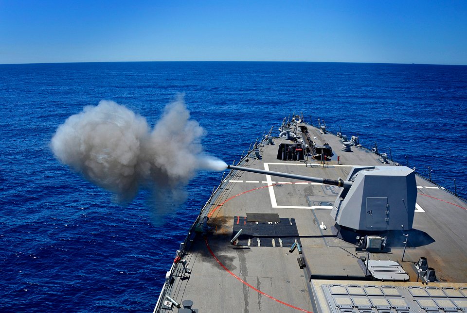 USS Pinckney fires its 5-inch gun. (8674346577)