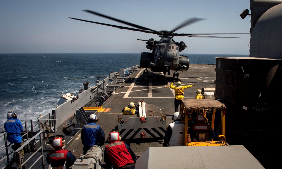 USS Ponce AFSB(I)-15 140624-N-NI474-102 (14509960047)