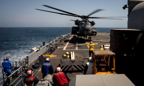 USS Ponce AFSB(I)-15 140624-N-NI474-102 (14509960047)