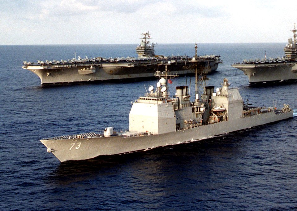 USS Port Royal (CG-73) steams alongside of USS Nimitz (CVN-68) and USS Independence (CV-62) off Japan on 25 September 1997 (6510644)