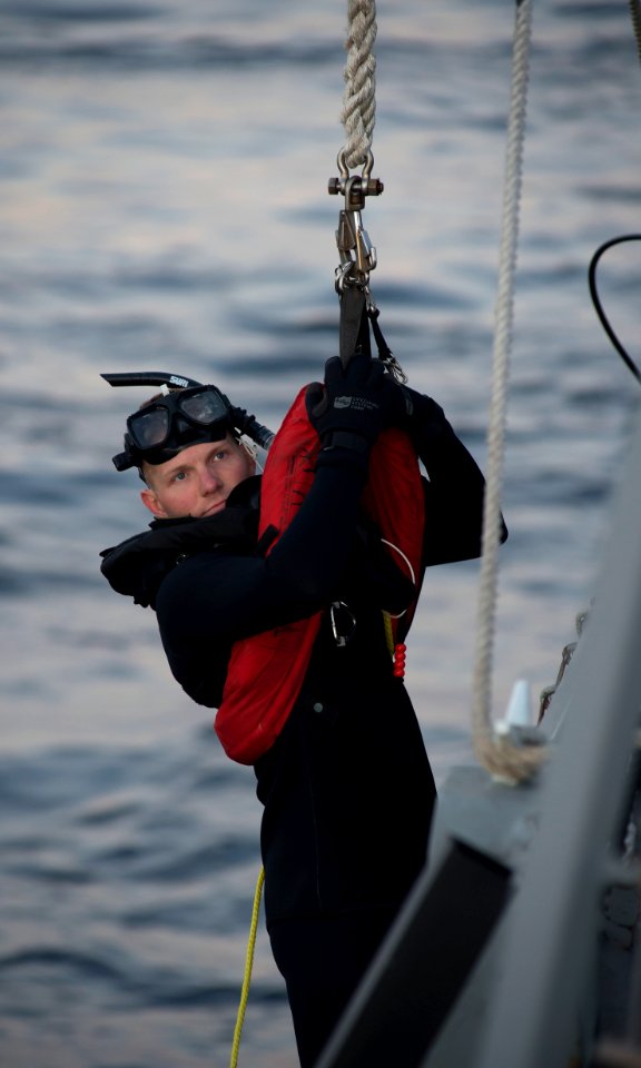 USS Porter, DDG 78, 6th Fleet, Sailors, Destroyer, SAR, Search and Rescue. (25876302125)