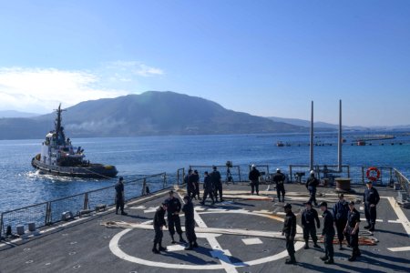 USS Porter and tugboat in Souda Bay, Greece (31850607503)