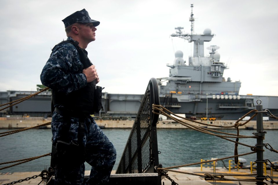 USS Porter, DDG 78, 6th Fleet, Sailors, Destroyer, Toulon, France, Quaterdeck, Charles de Gaulle. (25327456073)