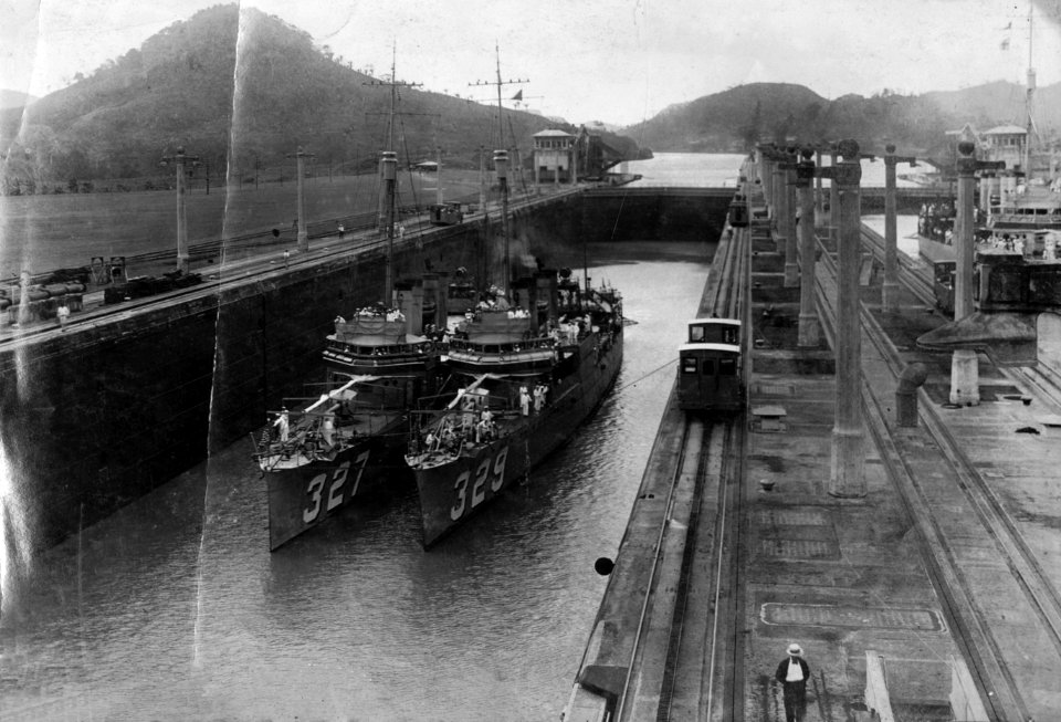 USS Preston (DD-327) and Bruce (DD-329) in Pedro Miguel Locks c1922