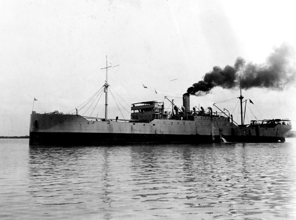 USS Procyon (AG-11), in the 1920s (NH 44361)