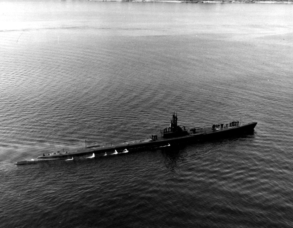 USS Queenfish (SS-393) underway, 29 April 1944 (80-G-233790)