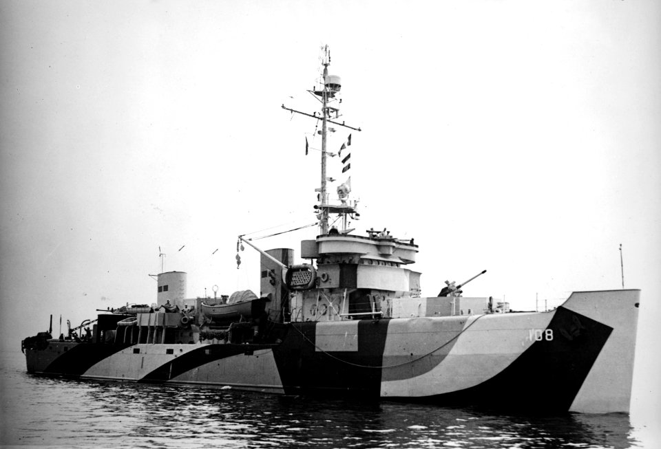 USS Pursuit (AM-108) underway in 1944