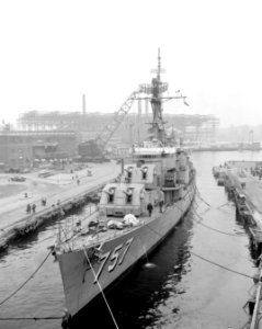 USS Putnam (DD-757) at the New York Naval Shipard, circa in March 1963 (24743647) photo