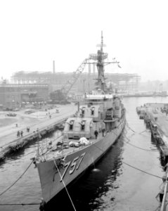 USS Putnam (DD-757) at the New York Naval Shipard, circa in March 1963 (24743647)