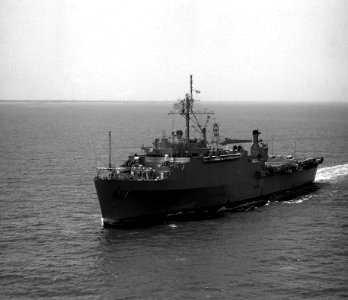 USS Raleigh (LPD-1) underway in Chesapeake Bay (USA) on 1 April 1988 (6452921)