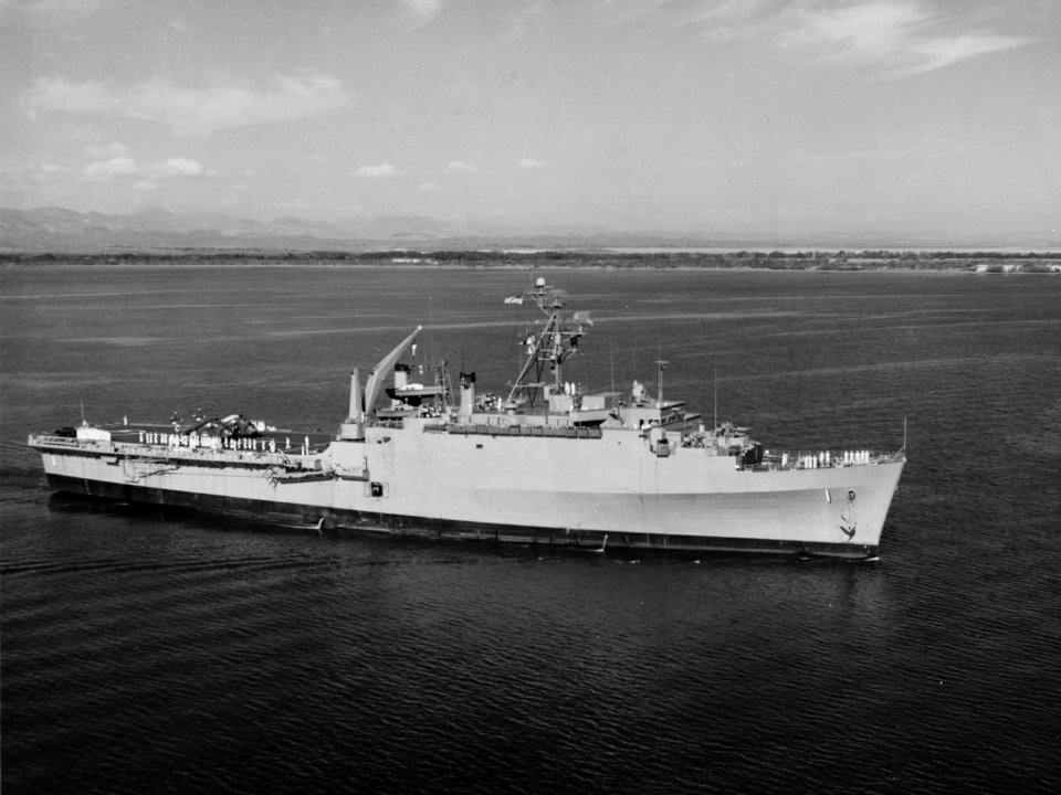 USS Raleigh (LPD-1) underway in Guantanamo Bay, Cuba, on 1 February 1963 (NH 107694)
