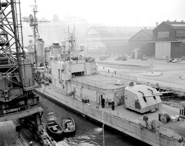 USS Putnam (DD-757) at the New York Naval Shipard, circa in March 1963 (24743653)