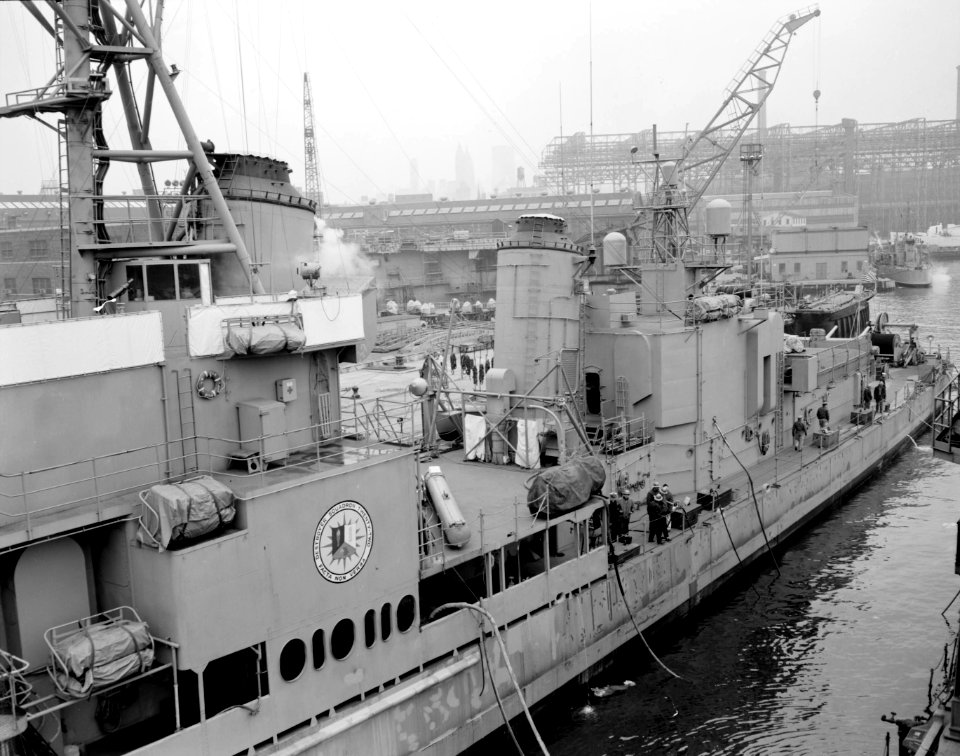 USS Putnam (DD-757) at the New York Naval Shipard, circa in March 1963 (24743651)