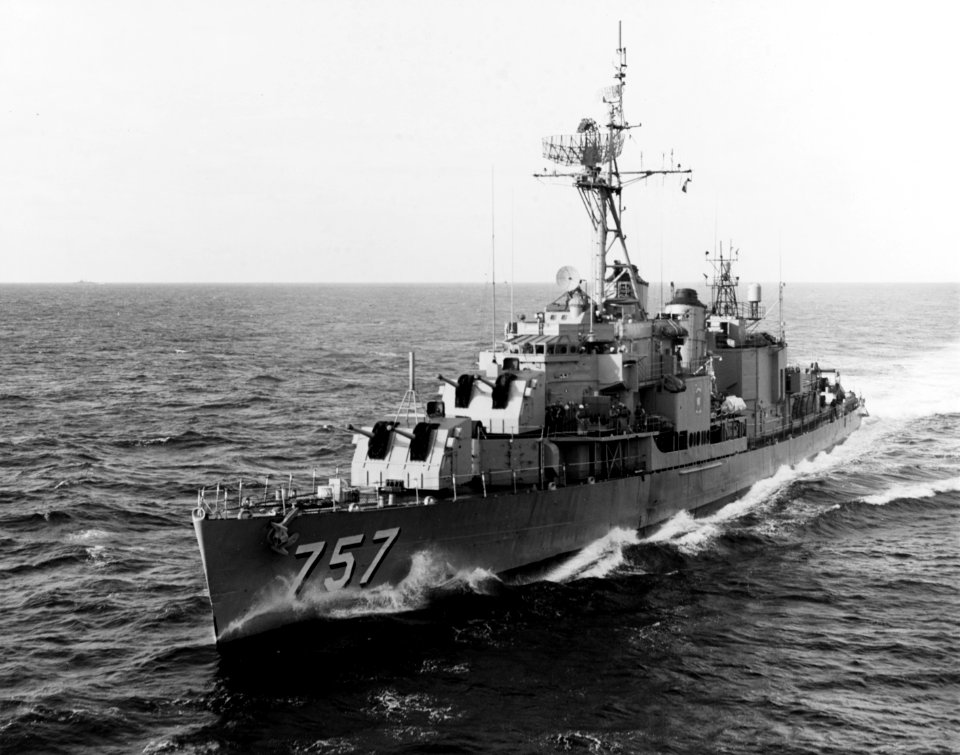 USS Putnam (DD-757) underway in the Atlantic Ocean on 12 October 1964 (NH 107151)