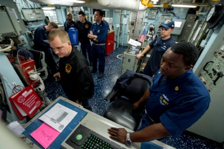 USS Ramage operations 131106-N-VC236-016