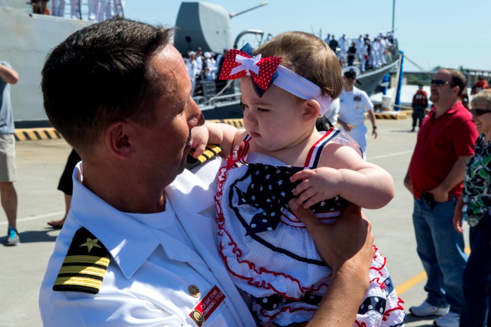 USS Ramage homecoming 140504-N-VC236-094