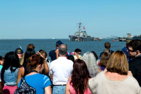 USS Ramage homecoming 140504-N-VC236-008