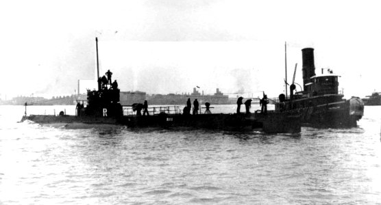 USS R-11 with tug