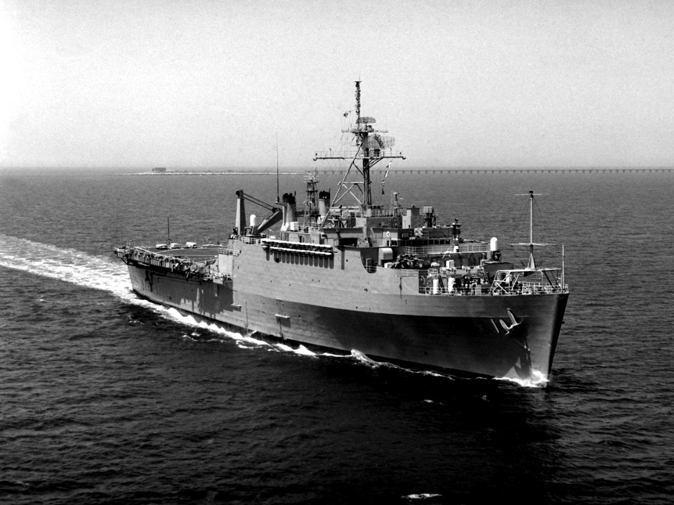 USS Raleigh (LPD-1) underway in Chesapeake Bay on 1 April 1988 (6452930)