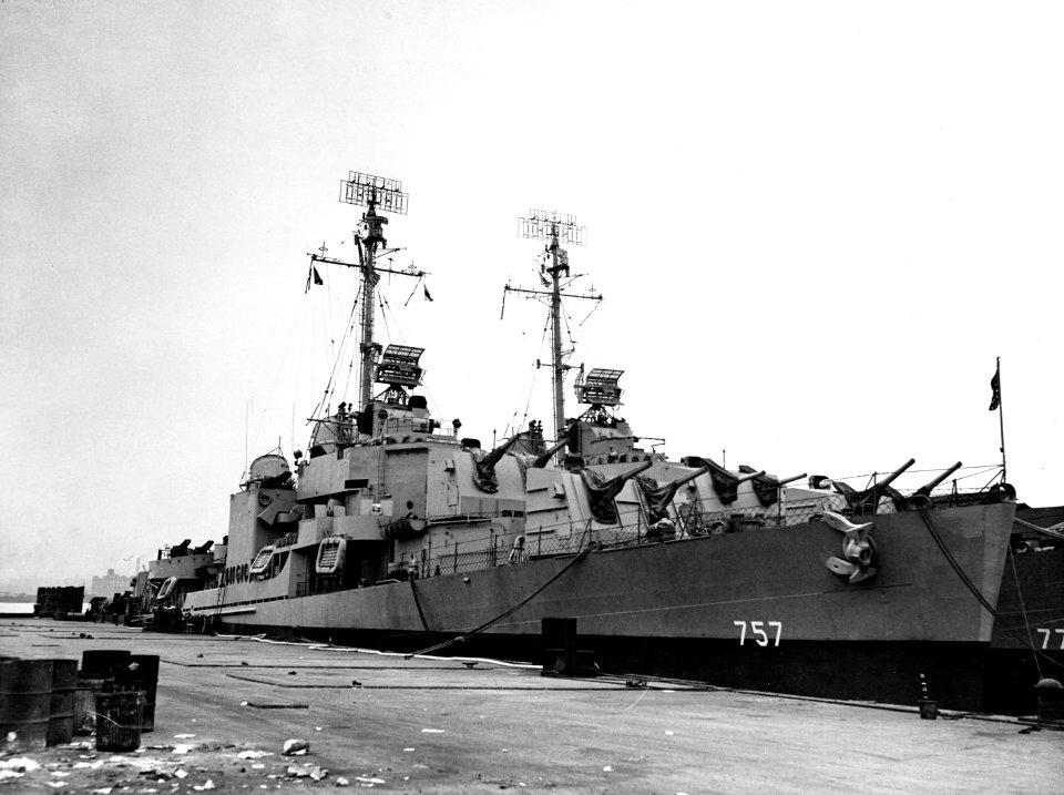 USS Putnam (DD-757) docked at New York City on 24 March 1946 (NH 66346)