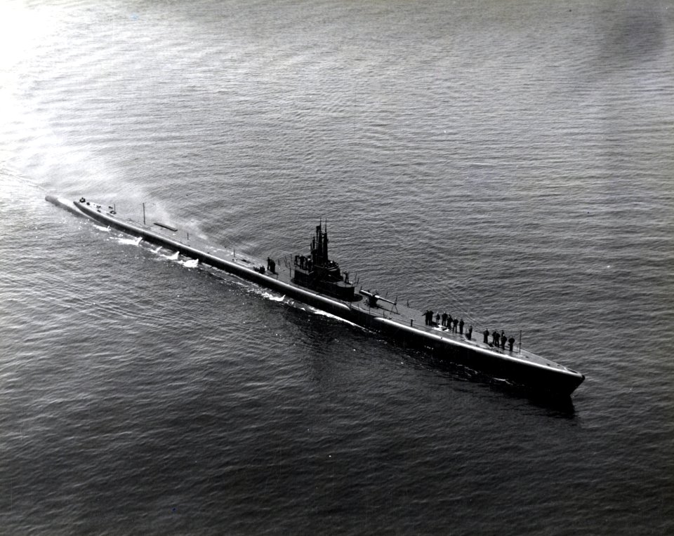 USS Queenfish (SS-393) underway on 29 April 1944 (80-G-233791)