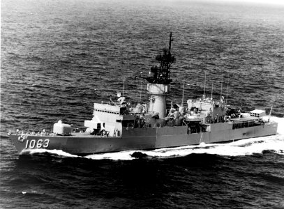 USS Reasoner (DE-1063) underway in the Pacific Ocean on 24 March 1973 (NH 107481)