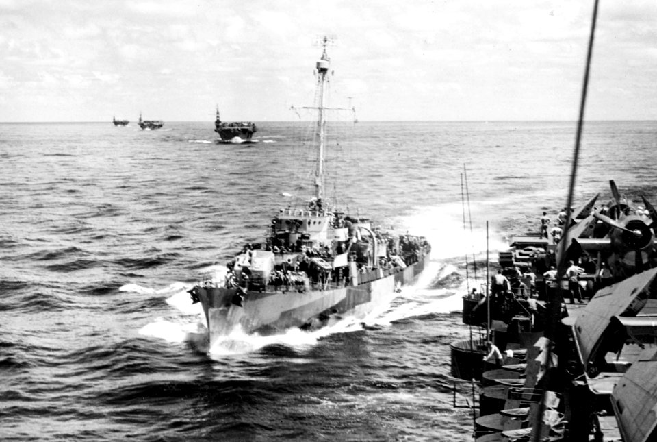 USS Raymond (DE-341) approaching USS Sangamon (CVE-26) to refuel on 15 October 1944 (80-G-295001)