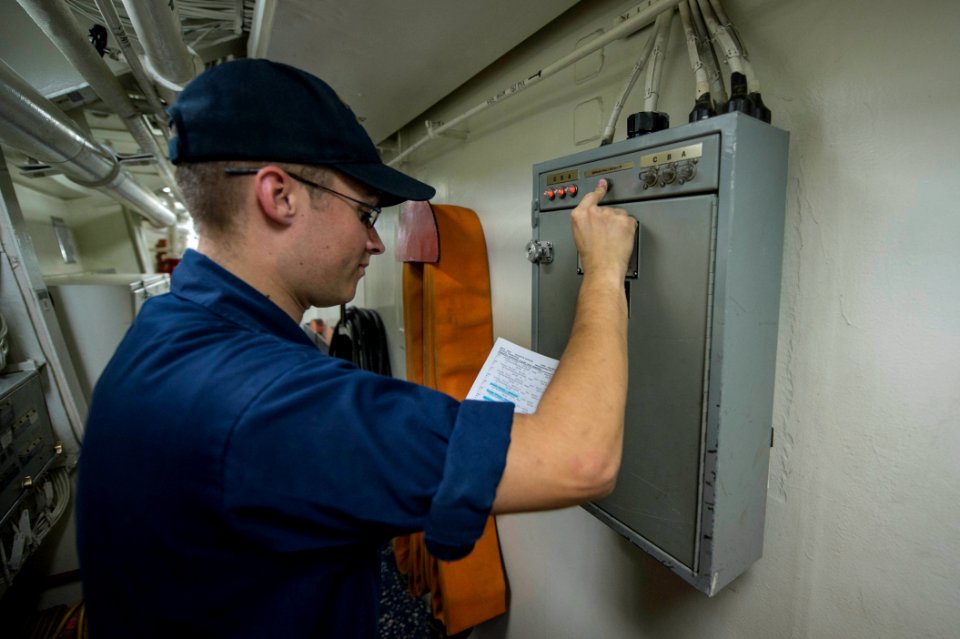 USS Ramage operations 131106-N-VC236-002