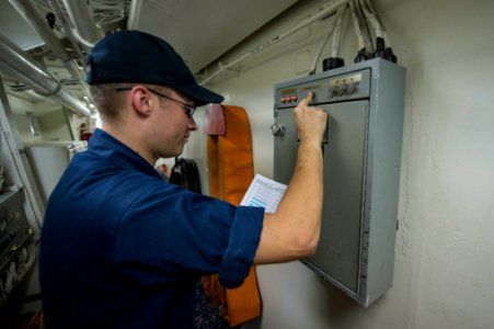 USS Ramage operations 131106-N-VC236-002