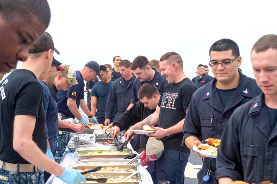 USS Ramage steel beach picnic 160101-N-MW280-016