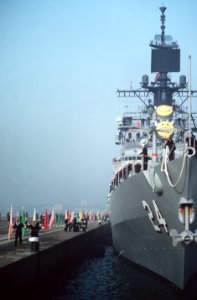 USS Reeves (CG-24) moors at Qingdao, China, on 5 November 1986 (6421434)