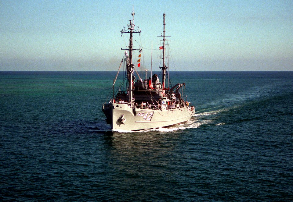USS Reclaimer (ARS-42) heading into Pearl Harbor on 1 February 1991 (6475442)