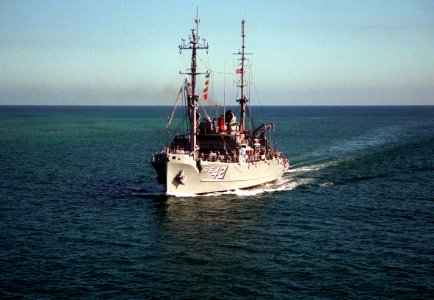 USS Reclaimer (ARS-42) heading into Pearl Harbor on 1 February 1991 (6475442)