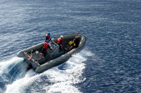 USS Ramage man overboard drill 131206-N-VC236-031