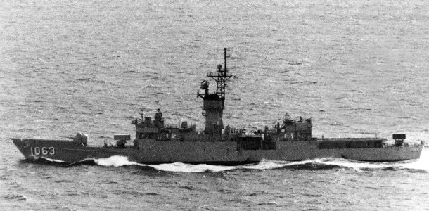 USS Reasoner (FF-1063) underway at sea, in 1986
