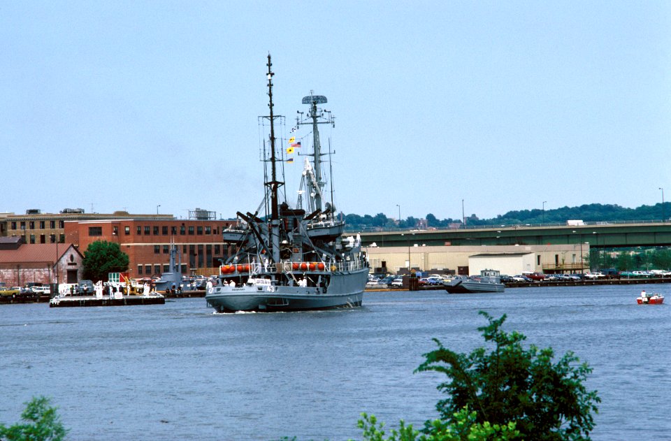 USS Recovery (ARS-43) approaching the Washington Navy Yard (USA) on 31 May 1985 (6397772)