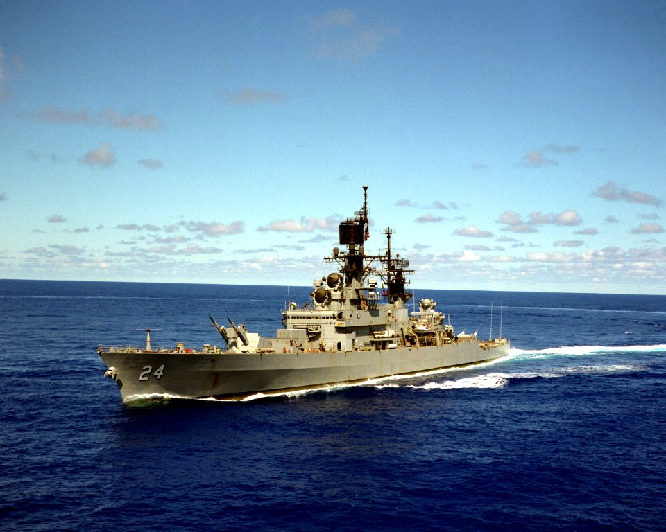 USS Reeves (CG-24) underway in the Pacific Ocean on 27 November 1991 (6475751)