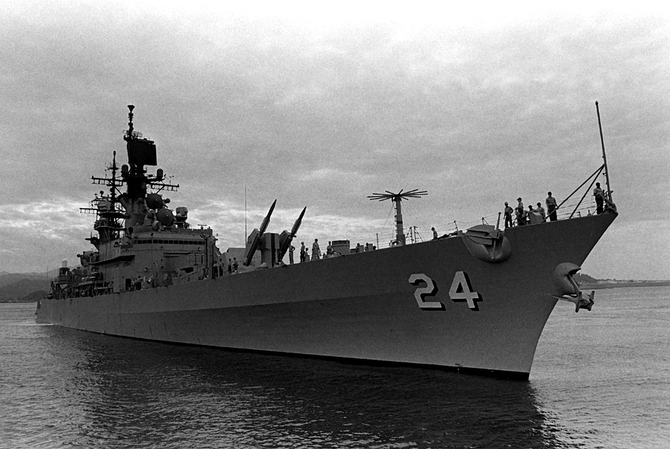 USS Reeves (CG-24) at Naval Station Subic Bay, Philippines, on 27 January 1986 (6406712)