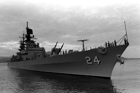 USS Reeves (CG-24) at Naval Station Subic Bay, Philippines, on 27 January 1986 (6406712)