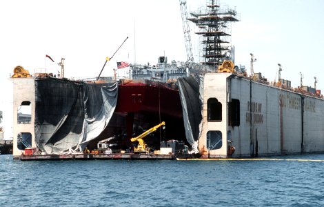 USS Reid (FFG-30) in a floating drydock at Southwest Marine on 16 July 1993