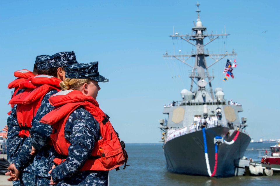 USS Ramage Homecoming 140504-N-VC236-016