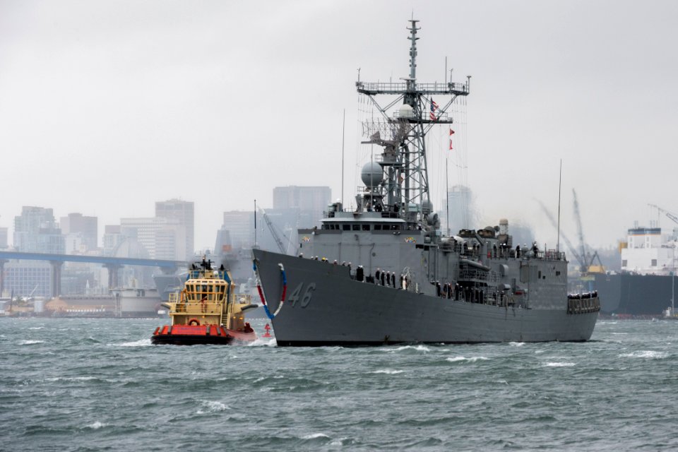 USS Rentz homecoming. 140228-N-YW024-076