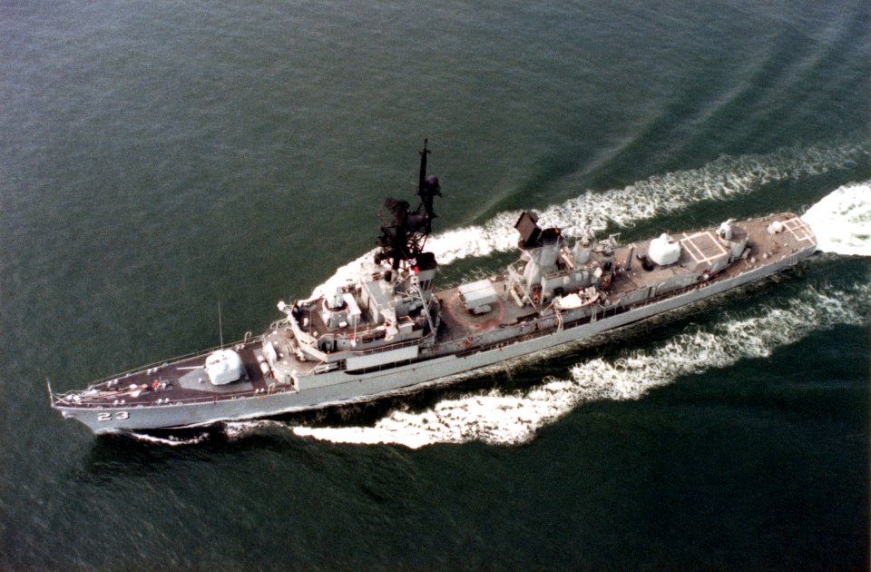 USS Richard E. Byrd (DDG-23) underway in the Atlantic Ocean, in 1983 (6378800)