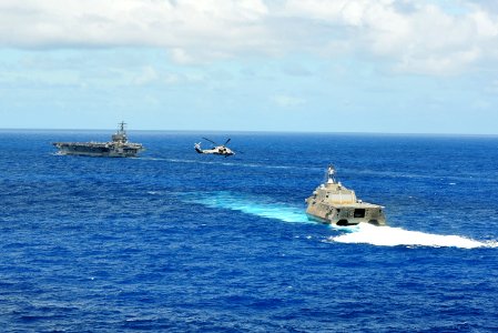 USS Reagan maneuvers with LCS 140711-N-RO948-184