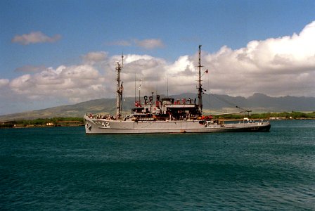 USS Reclaimer (ARS-42) at Pearl Harbor on 1 February 1989 (6476496)