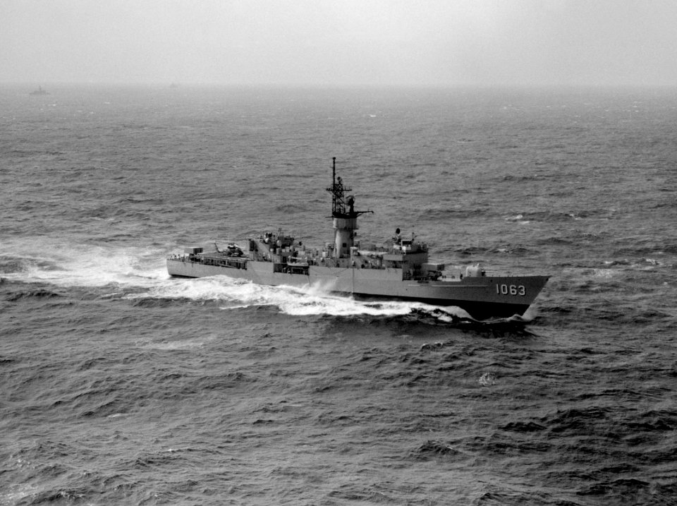 USS Reasoner (FF-1063) underway in 1982